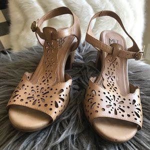 Miz Mooz tan sandles